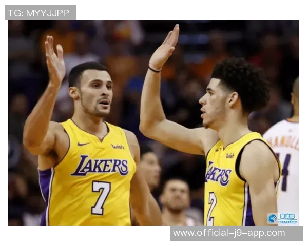 小南斯篮下强势扣篮展现霸主风范引爆全场激情时刻